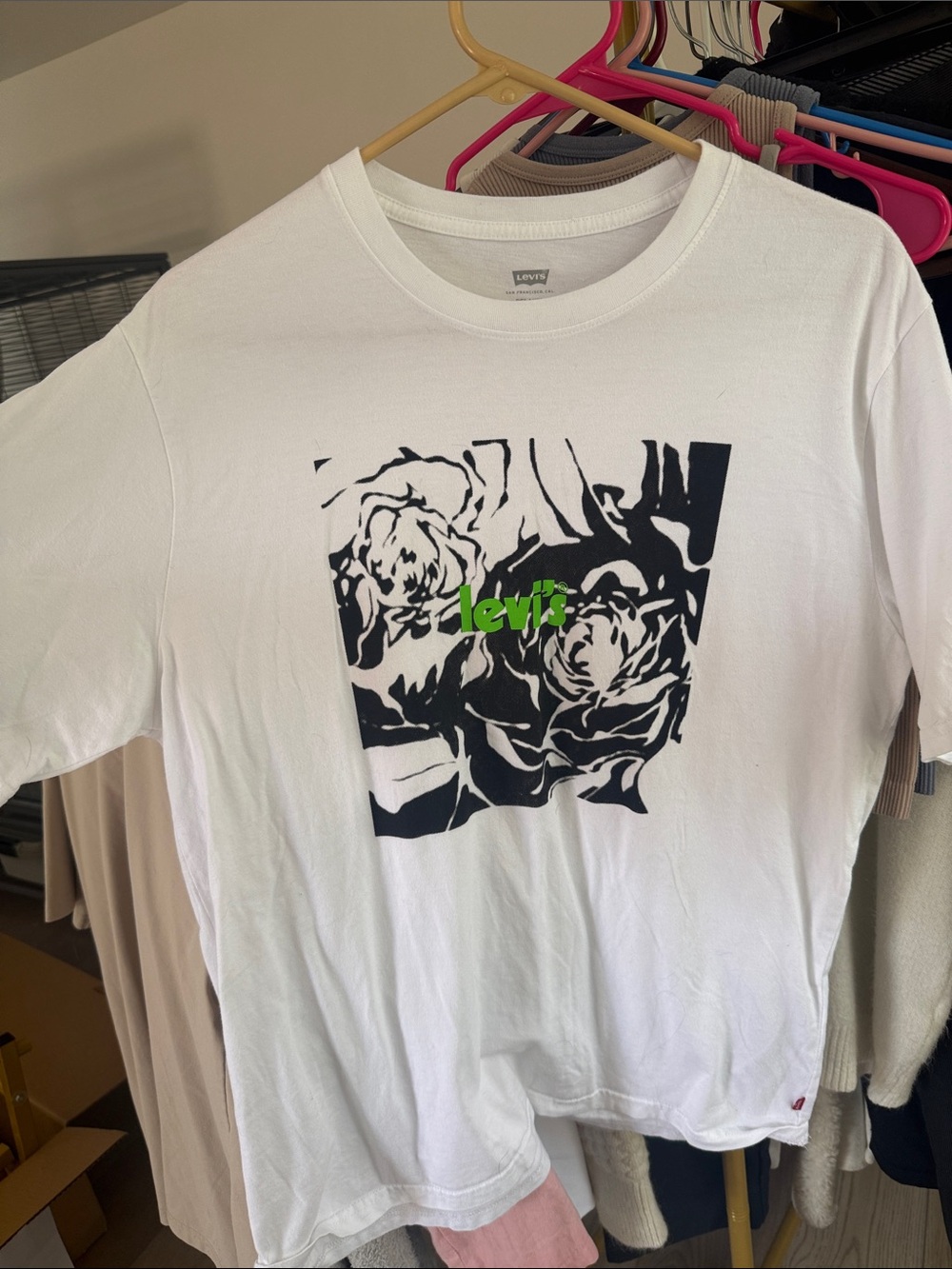 Levi's White T‑Shirt with Black Graphic